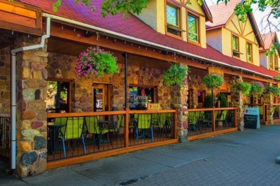 Best accommodations Nearby Waterton Lake