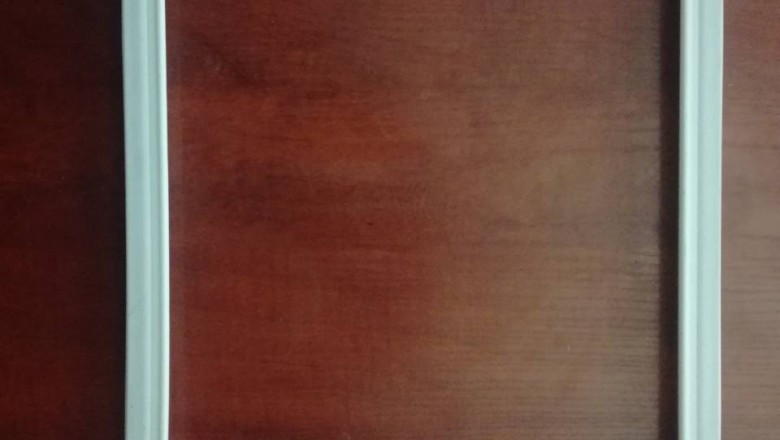 Repair the refrigerator door seals. The refrigerator will not fit snugly. Seal replacement.