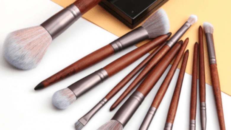 Cost effective professional makeup brush set
