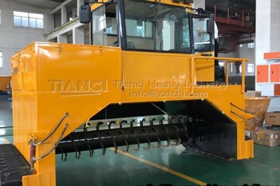 Economical and easy to use ground crawler compost windrow turner