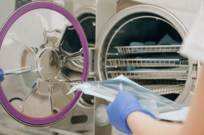 Autoclaves are sophisticated sterilizing instruments that are commonly used in the medical industry.
