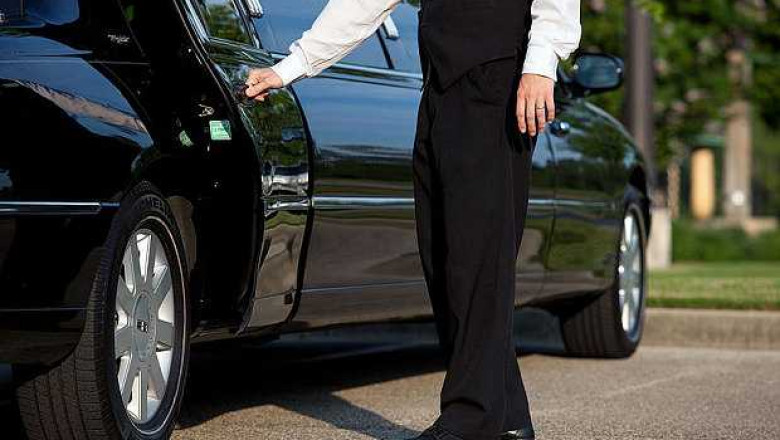 Instructions to Choose Between a Town Car Service and a Limousine Service