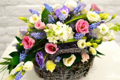 Top Ideas to Surprise with Beautiful Flower Basket and Gifts