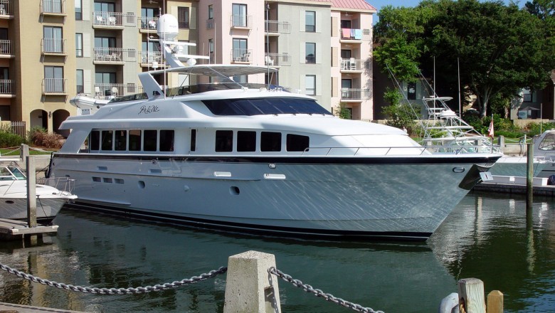 Get luxurious Private Yacht Rental in Dubai