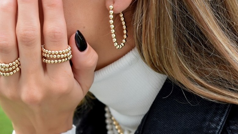 Be Confident by Wearing Yellow Gold Hoop Earring