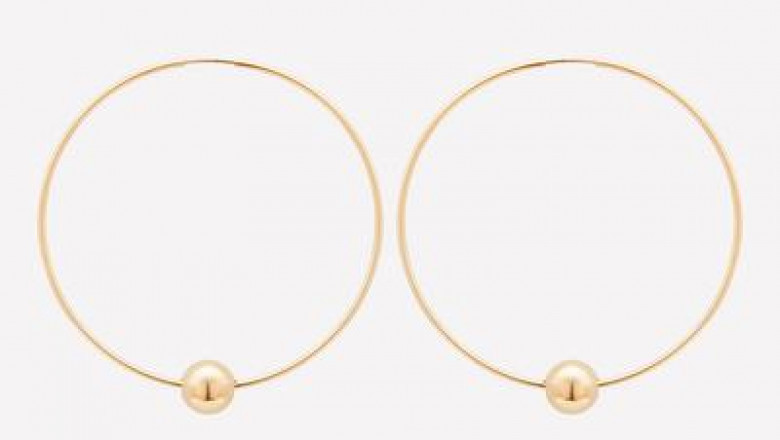Wear Yellow Gold Hoop Earring with a Beautiful Smile