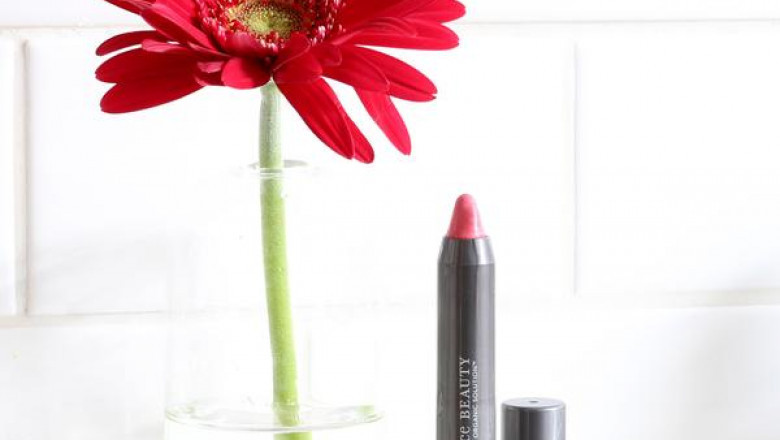 4 Natural Substitutes to Clean Up Your Beauty Routine