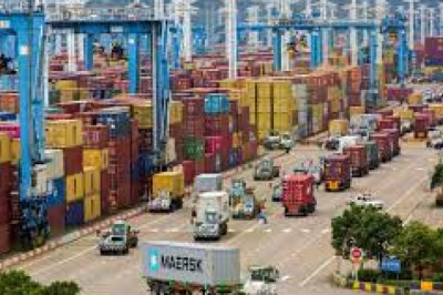 What are the challenges faced by small and medium freight forwarders in Dubai?