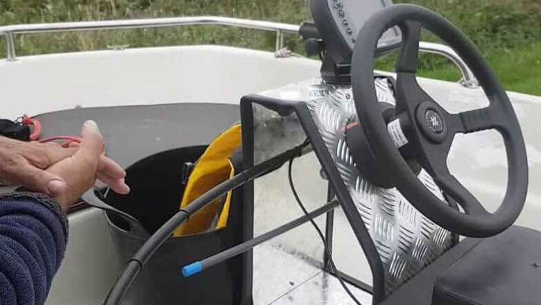 A boat steering system includes a gear, a rudder carrier, a hydraulic motor, and other components that are controlled by a servomechanism