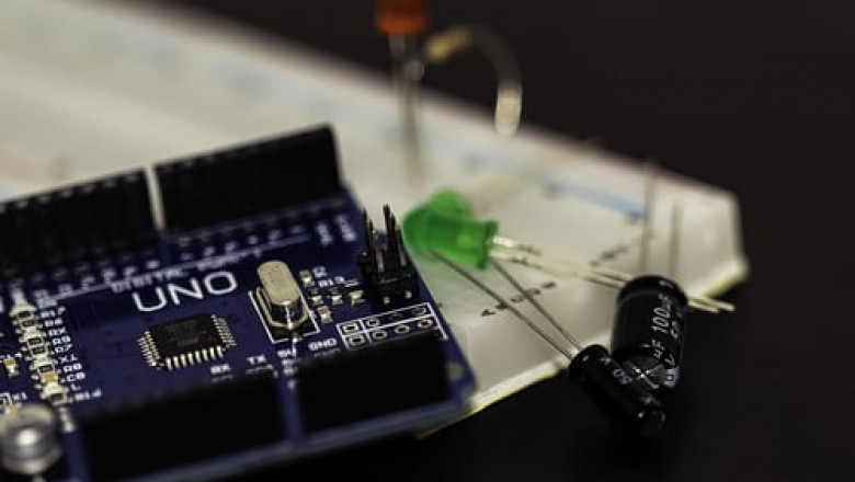 How do capacitors store energy?