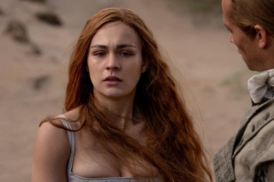 Sophie Skelton Bio