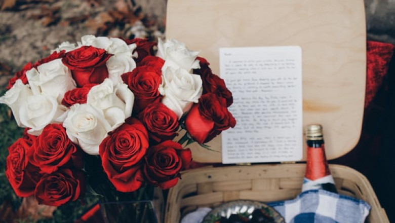 Why Should You Look for a Wood Flowers Wholesale Program?