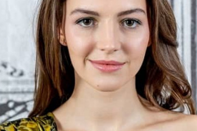 Ella Hunt Bio
