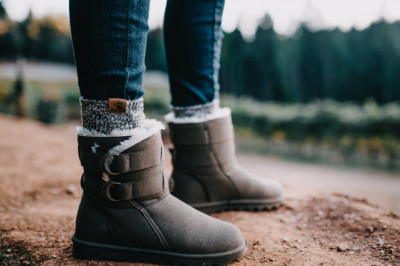 4 Kinds of Warm Footwear for Festive Family Activities