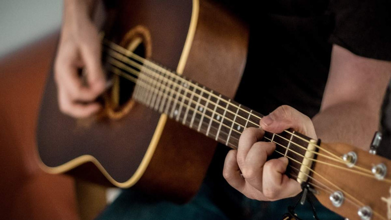 How does online signing lessons benefit us?