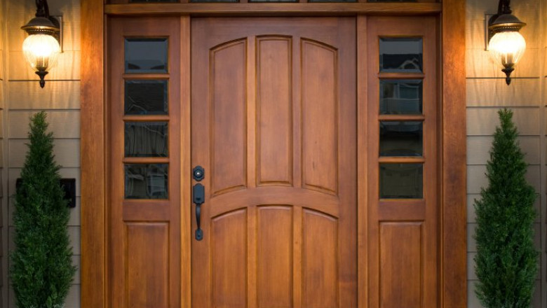 The main parts of the door