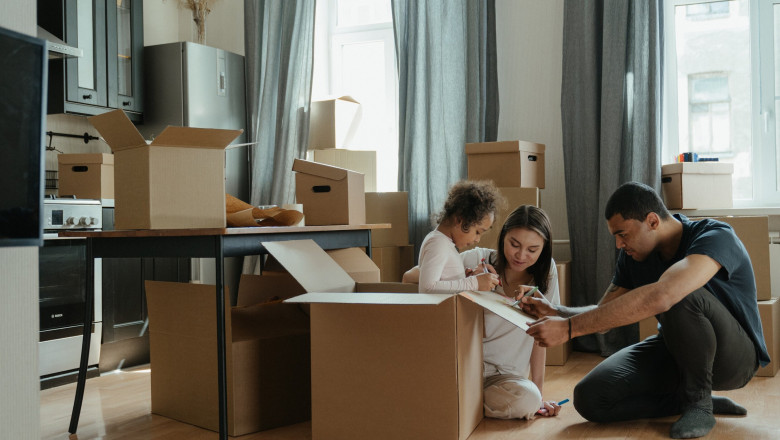 What is the average commission an agent earns?