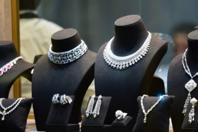 Costume Jewelry Is Type of Jewelry Made Of Artificial Elements and Can Be Paired With Several Outfits