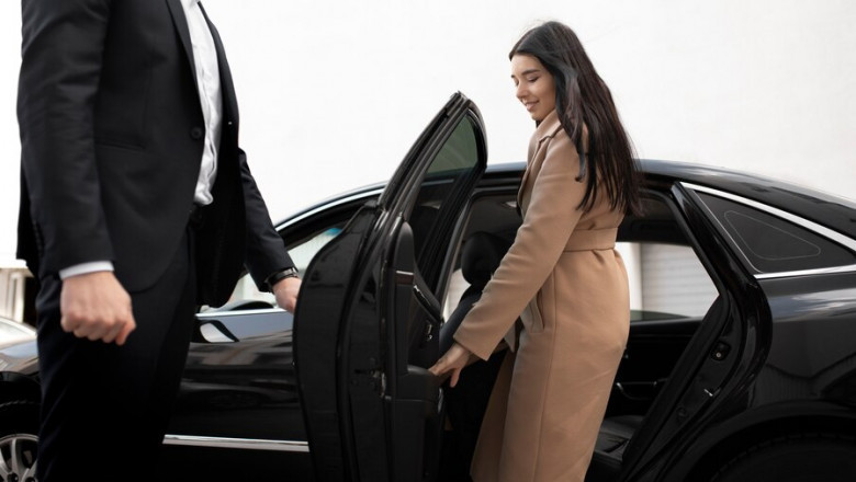 Comfortable and luxurious private airport transfer for you