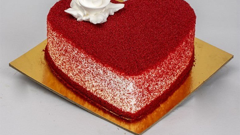 Red Velvet Theme Cake-Everything About Eye-catching Dessert