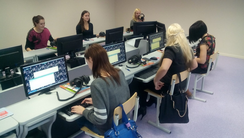 What Are The Key Components Of The Multimedia Digital Language Lab Software?
