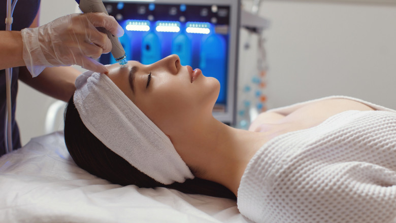 What Is A Hydrafacial? How It Works, Benefits & Risks