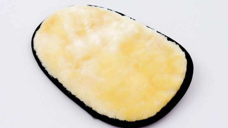 Make Car Cleaning Easy With Plush Car Washing Glove