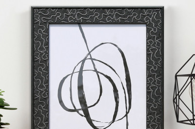 Display your cherished memories in this artistically valuable photo frame!