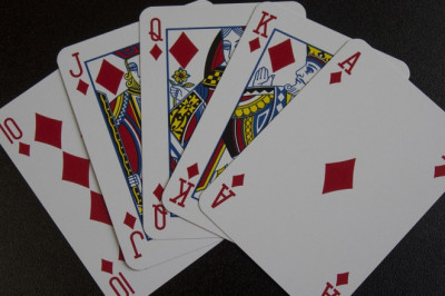 Offensive Vs Defensive – What Approach Should You Go For In Rummy?