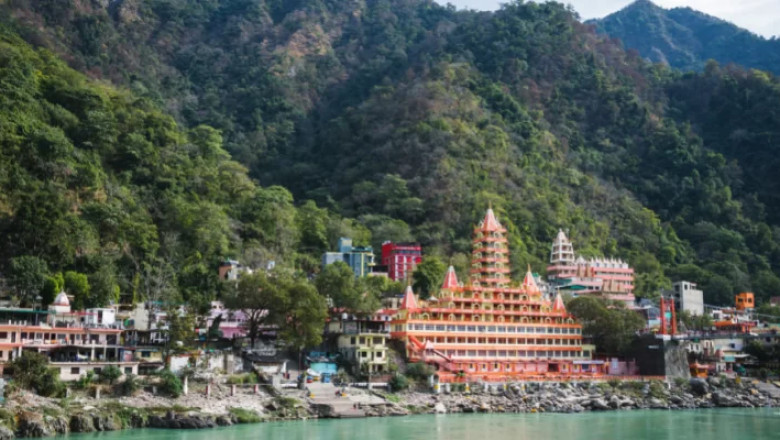 Top 10 destinations for summer holidays in India.