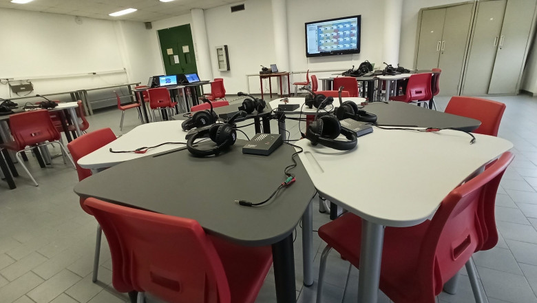 What are the advantages of Multimedia Digital Language Lab Software?