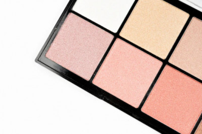 What are the Best Highlighter to Create a Sunkissed Glow?