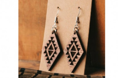 How to Choose a Pair of Handmade Earrings as a Gift