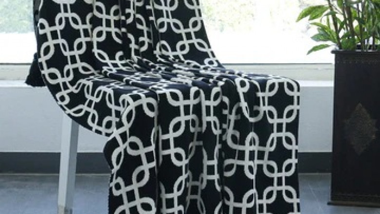 7 Best Throws to Brighten Up your Home decor this Monsoons