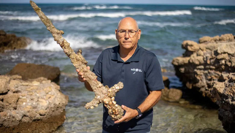 900 Year Old Crusader Sword Just Lying on the Sea Floor - ItsHistoria