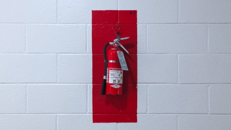 Types and uses of four fire extinguishers