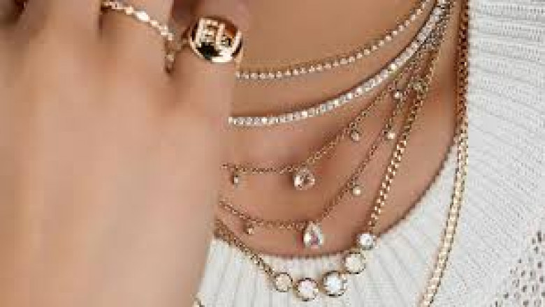 The bizarre jewelry sales model! Jewelry offered by the kilo