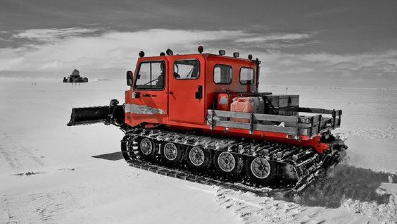 The delivery ceremony of the Antarctic No. 2 all-terrain vehicle.