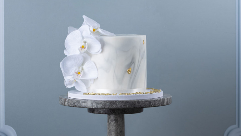 What is the appearance of a 'Light Grey Marble Cake'?