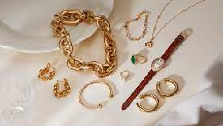 How can you draw clients with wholesale jewelry?