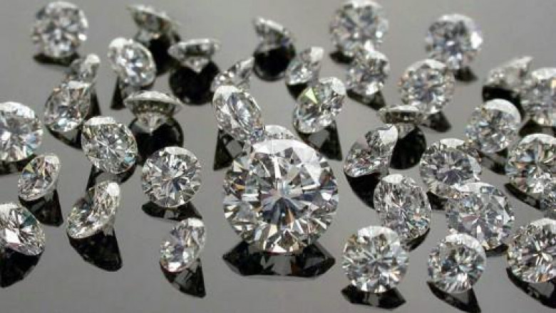 Natural white Diamond: Adds aesthetic contrast and enhances the hues of the diamonds