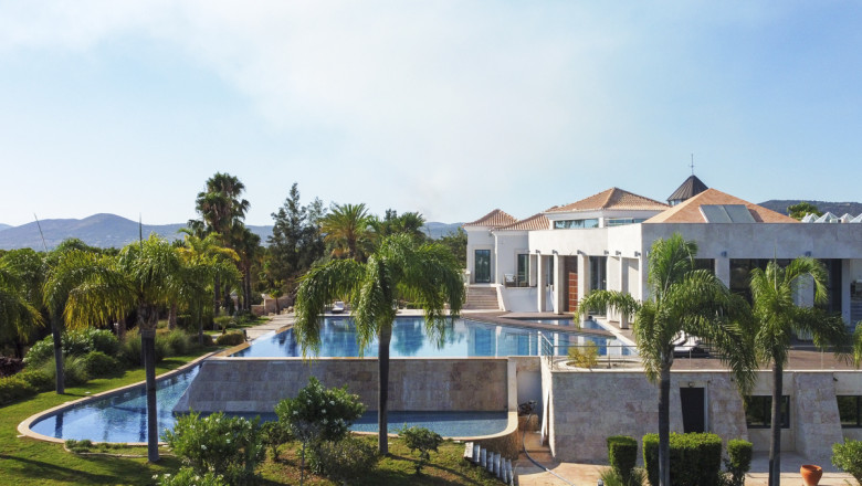 TOP LUXURY HOLIDAY VILLAS FOR RENT IN PORTUGAL