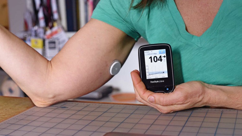 An non-invasive blood glucose monitoring devices detects blood glucose without invasive procedures