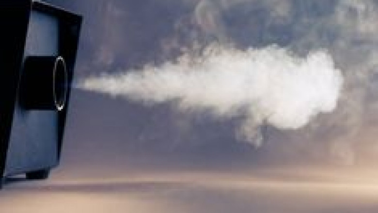 Portable fog machine with battery