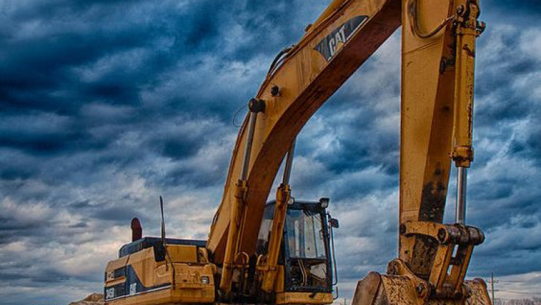 What causes the excavator parts in the engine sound?
