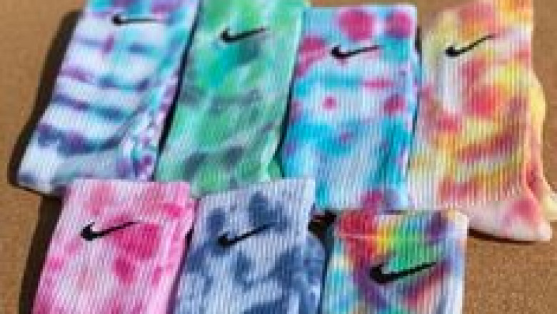 How do you tie-dye socks?