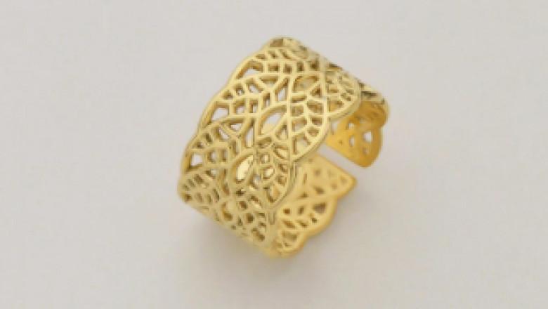 What jewelry is suitable for girls in their twenties