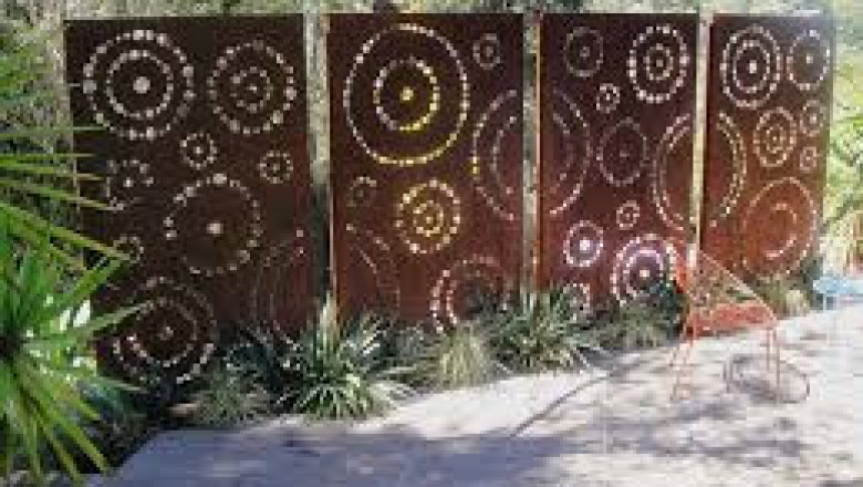 Using Beautiful Outdoor Screens: 7 Fantastic Ideas