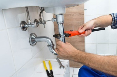 4 Crucial Things to Consider When Hiring a Plumber