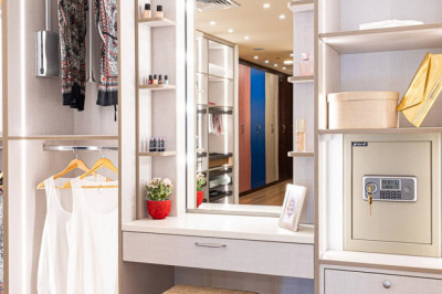 https://www.almeera.me/post/sliding-doors-or-hinged-doors-find-out-which-one-suits-your-home-s-aesthetics